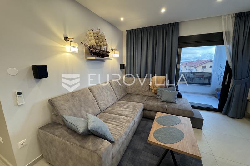 Kastel Kambelovac - ático amueblado de tres dormitorios con una amplia terraza en la azotea y vistas impresionantes - 9