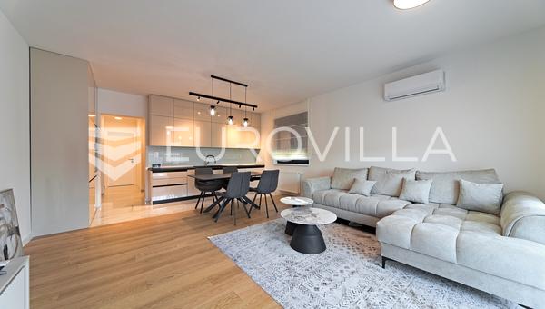 Osijek, Retfala - Première Location, Appartement de deux chambres entièrement meublé avec parking privé, situé