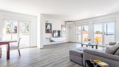 Čiovo, Okrug Gornji, namještena kuća s četiri apartmana i prostranim dvorištem, treći red do mora