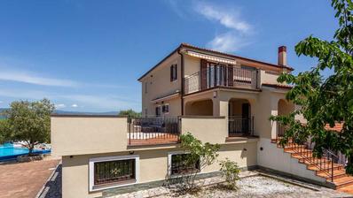 Krk, Dobrinj, 60 m² ısıtmalı havuzlu, jakuzili, saunalı ve fitness'lı Rustik Villa.
