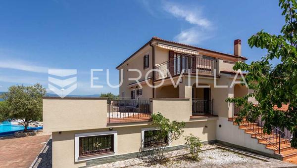 Krk, Dobrinj, rustikalna villa s grijanim bazenom od 60 m², jacuzzijem, saunom i fitnessom