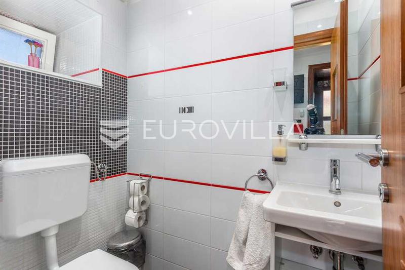 Krk, Dobrinj, rustikalna villa s grijanim bazenom od 60 m², jacuzzijem, saunom i fitnessom - 17