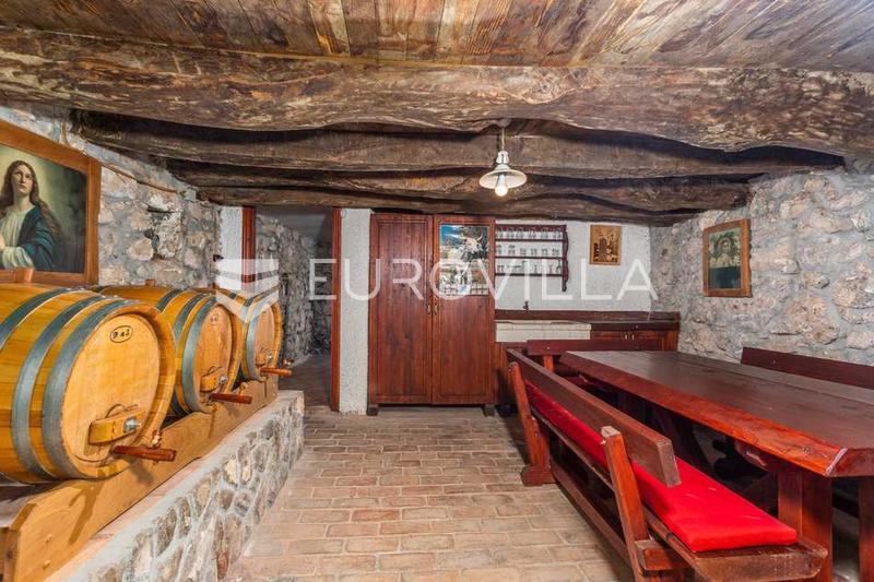Krk, Dobrinj, rustikalna villa s grijanim bazenom od 60 m², jacuzzijem, saunom i fitnessom - 14