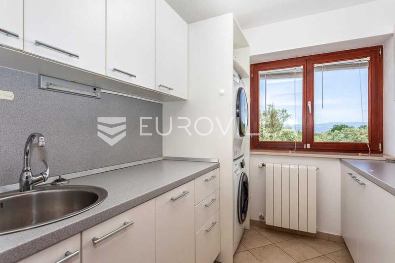 Krk, Dobrinj, rustikalna villa s grijanim bazenom od 60 m², jacuzzijem, saunom i fitnessom - 13