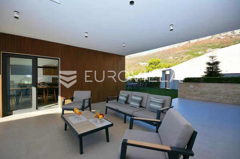 Klis long-term rental villa with five bedrooms, garage, swimming pool and kitchenette all with se - 9