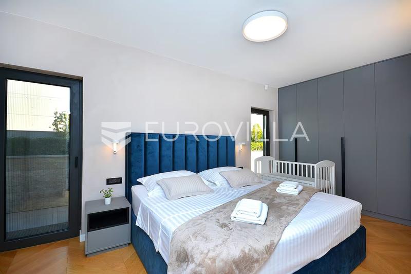 Klis long-term rental villa with five bedrooms, garage, swimming pool and kitchenette all with se - 12