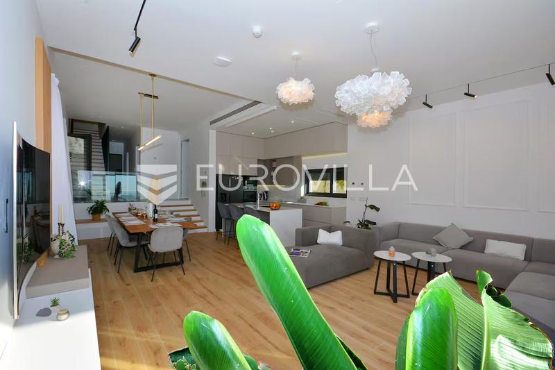 Klis long-term rental villa with five bedrooms, garage, swimming pool and kitchenette all with se - 4