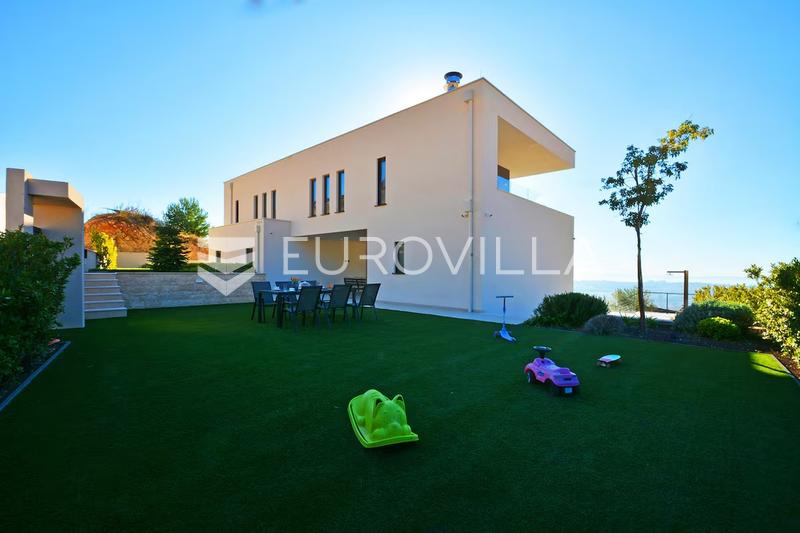 Klis long-term rental villa with five bedrooms, garage, swimming pool and kitchenette all with se - 2