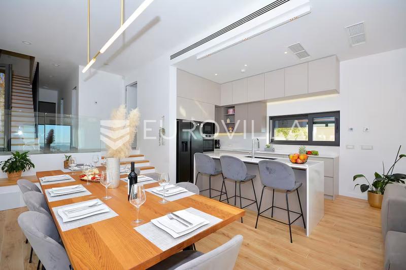 Klis long-term rental villa with five bedrooms, garage, swimming pool and kitchenette all with se - 5