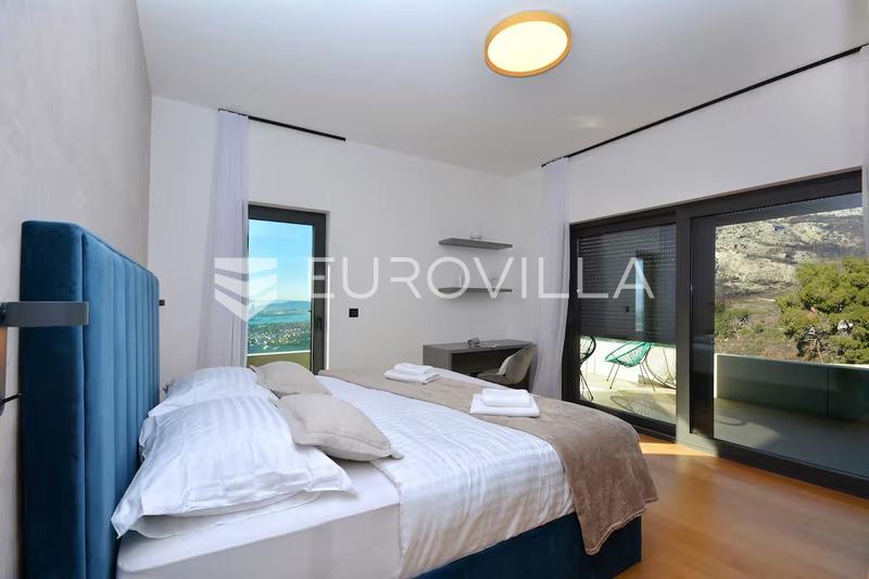 Klis long-term rental villa with five bedrooms, garage, swimming pool and kitchenette all with se - 11