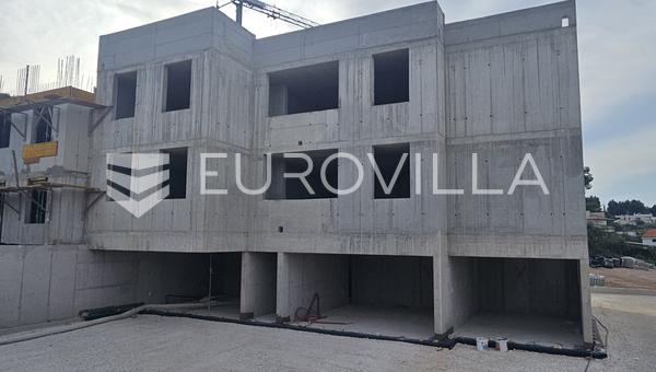 Ciovo- Slatine, iki araçlık garajlı 57,8 m² yeni daire, denize 50 m mesafede