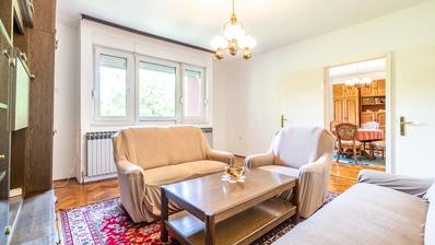 Záhreb, Jandrićeva ulica - Trojizbový byt s dvoma balkónmi, garážou, parkovacím miestom, a