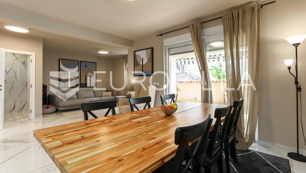 Fažana, Valbandon, designer three-bedroom apartment with garden
