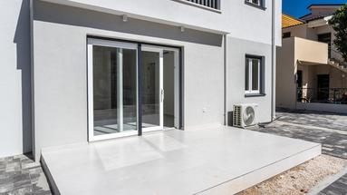 Vodice, zemin katta teraslı modern iki yatak odalı daire