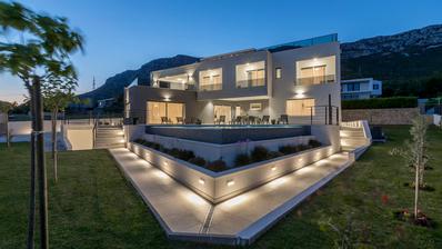 Kaštela, ekskluzivna suvremena vila s bazenom i prekrasnim pogledom na more