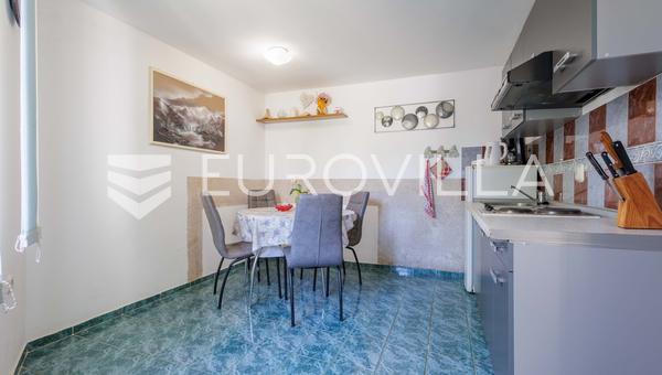 Istria, Medulin, apartamento completamente amueblado con jardín, cerca del mar y de todos los servicios.