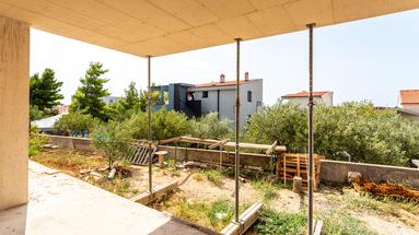 Makarska, moderne 3-værelses lejlighed med stor have i et moderne nybyggeri