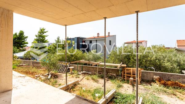 Makarska, modern háromszobás lakás nagy kerttel egy modern, új építésű társasházban