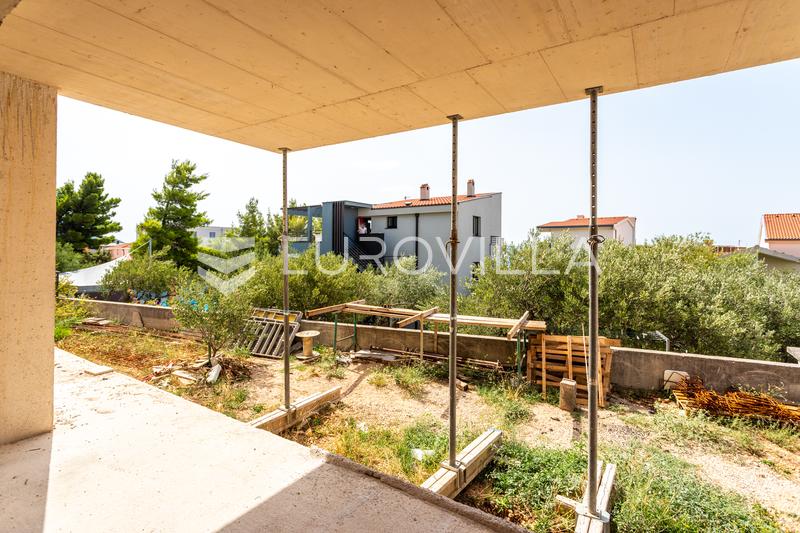 Makarska, modern three-room apartment with a large garden in a modern new building