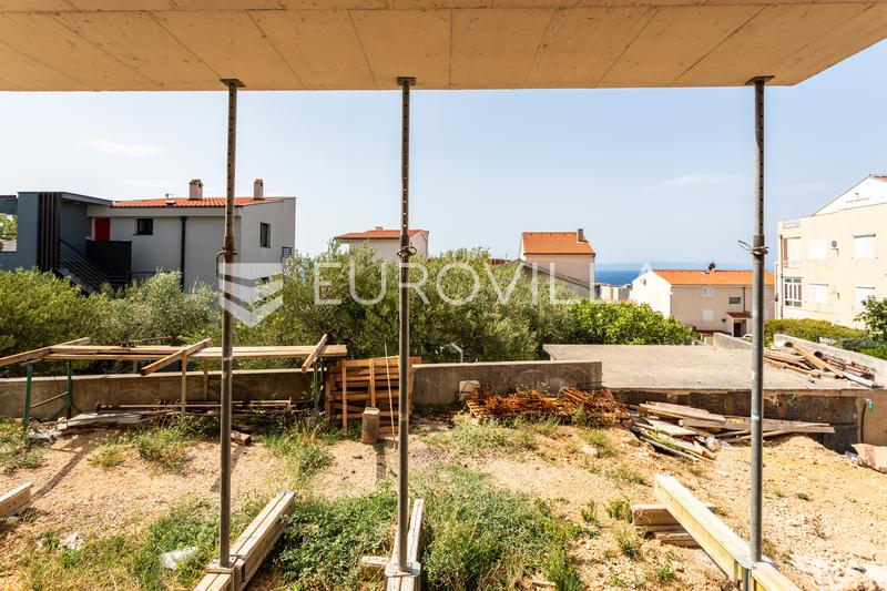 Makarska, modern three-room apartment with a large garden in a modern new building