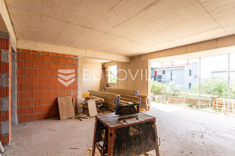 Makarska, modern three-room apartment with a large garden in a modern new building