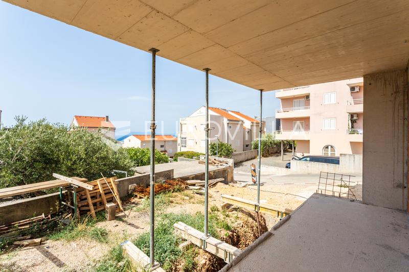 Makarska, modern three-room apartment with a large garden in a modern new building