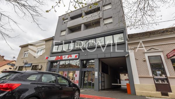 Slavonski Brod, Espacio de oficina 250.14 m² - Centro de la ciudad