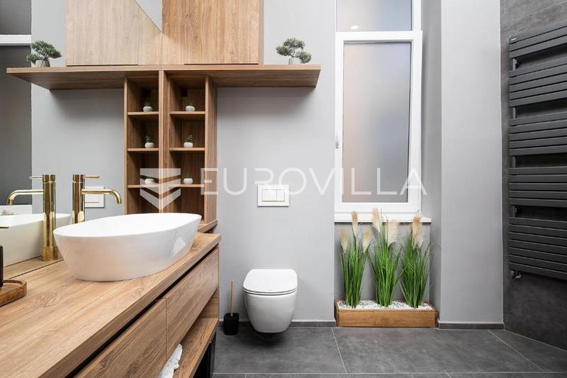 Pula, bredare centrum, långtidsuthyrning av en vacker trerumslägenhet 89 m², garage, från 10.10 - 17