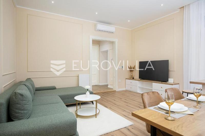 Pula, bredare centrum, långtidsuthyrning av en vacker trerumslägenhet 89 m², garage, från 10.10 - 4