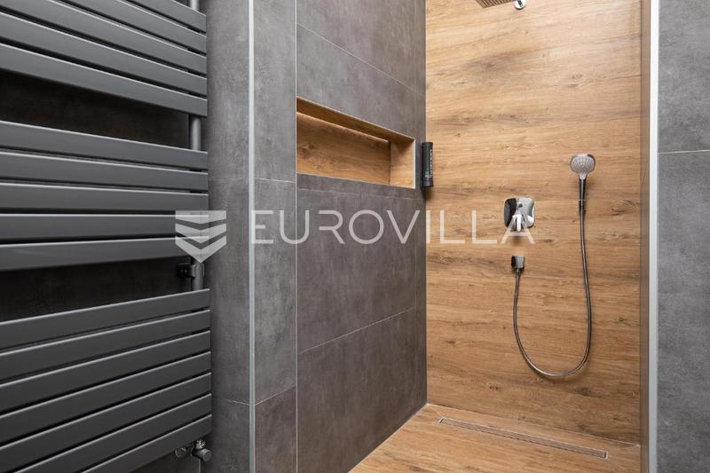 Pula, bredare centrum, långtidsuthyrning av en vacker trerumslägenhet 89 m², garage, från 10.10 - 18