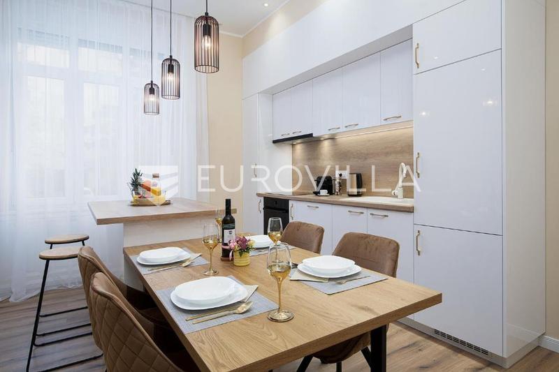 Pula, bredare centrum, långtidsuthyrning av en vacker trerumslägenhet 89 m², garage, från 10.10 - 3
