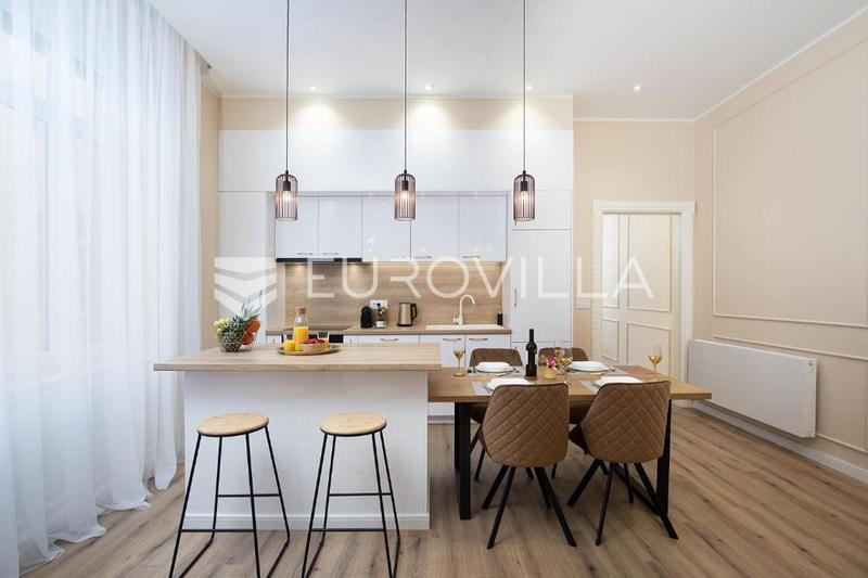 Pula, bredare centrum, långtidsuthyrning av en vacker trerumslägenhet 89 m², garage, från 10.10 - 2