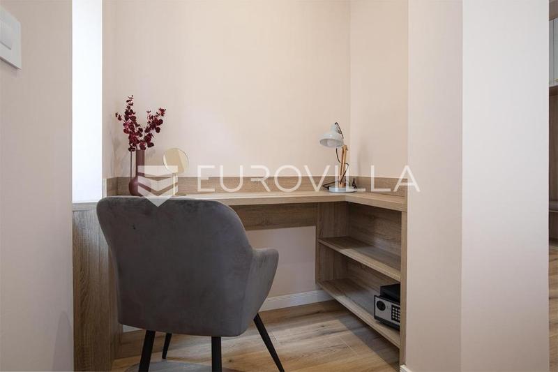 Pula, bredare centrum, långtidsuthyrning av en vacker trerumslägenhet 89 m², garage, från 10.10 - 11