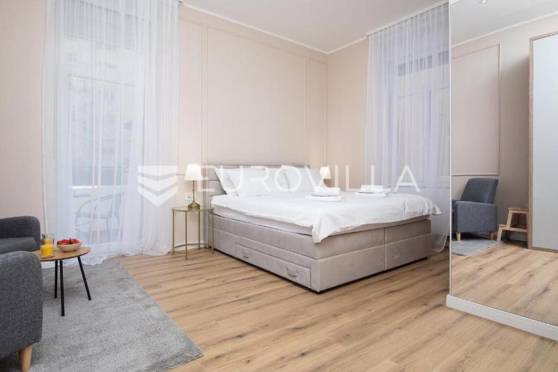 Pula, bredare centrum, långtidsuthyrning av en vacker trerumslägenhet 89 m², garage, från 10.10 - 12