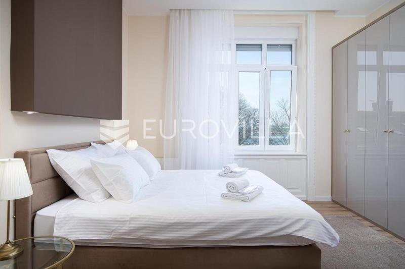 Pula, bredare centrum, långtidsuthyrning av en vacker trerumslägenhet 89 m², garage, från 10.10 - 8