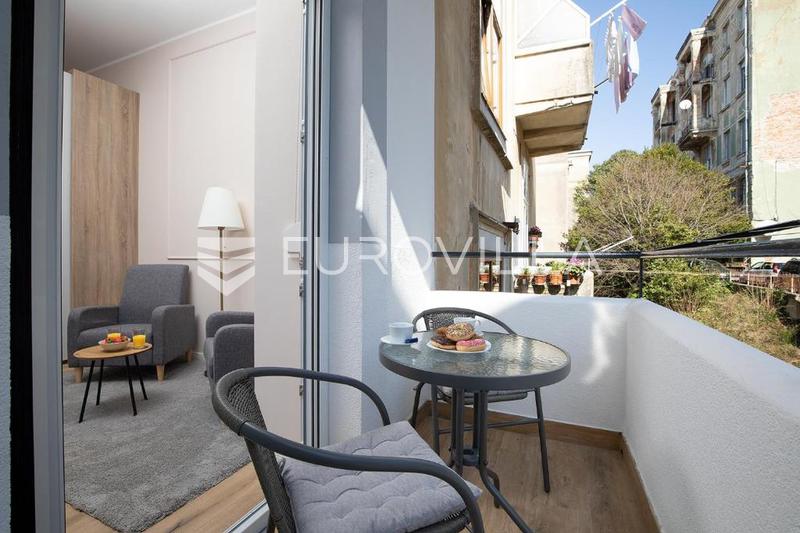 Pula, bredare centrum, långtidsuthyrning av en vacker trerumslägenhet 89 m², garage, från 10.10 - 5