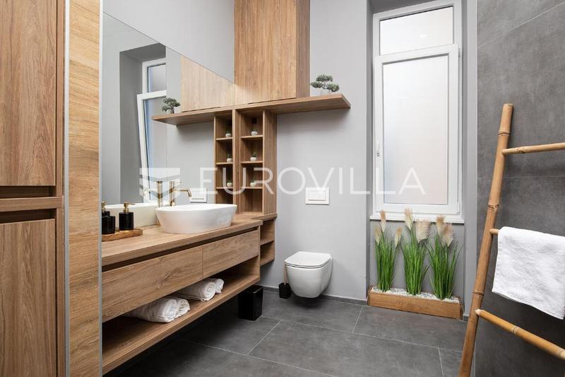 Pula, bredare centrum, långtidsuthyrning av en vacker trerumslägenhet 89 m², garage, från 10.10 - 16