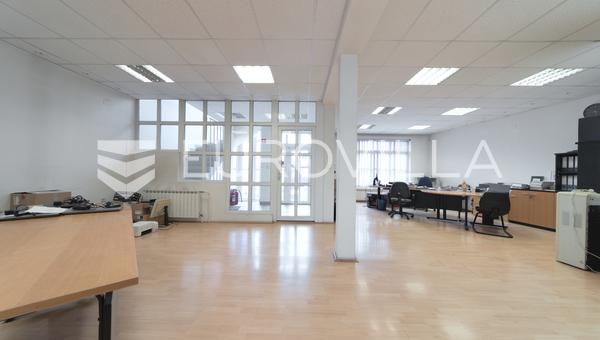 Osijek, Retfala, edificio comercial con una superficie de 359 m²