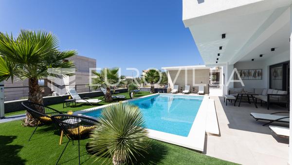 Primošten, prekrasna vila s bazenom i pogledom na more, 311,56 m²