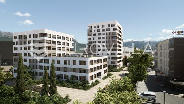 Split, Lora, luksuzan trosoban stan u novogradnji