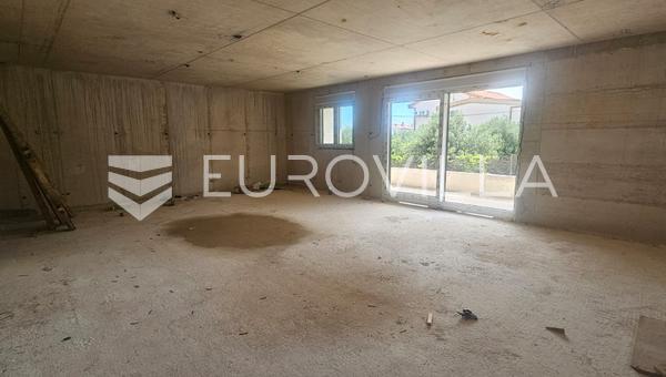 Trogir-Seget Donji daire 66,7 m² 1. katta yeni bina garajlı, asansörlü