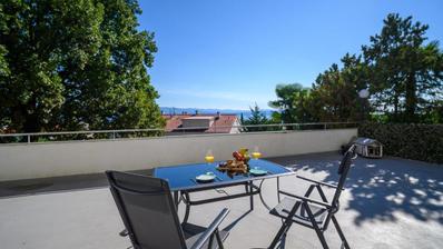 Lovran, dvosoban stan sa prekrasnom terasom i pogledom na more, 60 m²