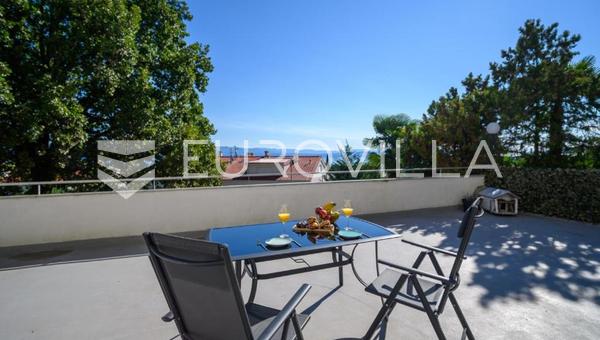 Lovran, apartamento de dos habitaciones con una hermosa terraza y vistas al mar, 60 m²