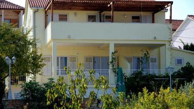 Brač, Sutivan, kuća s tri apartmana smještena na prostranom zemljištu s bazenom i vrtom