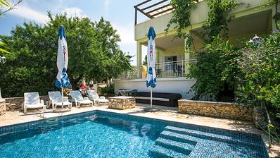 Brač, Sutivan, dom s 3 apartmánmi situovaný na priestrannom pozemku s bazénom a záhradou