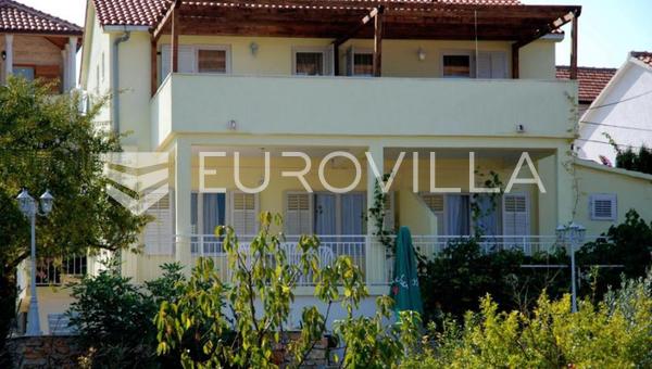 Brac, Sutivan, una casa con 3 apartamentos situada en una parcela espaciosa con piscina y jardín