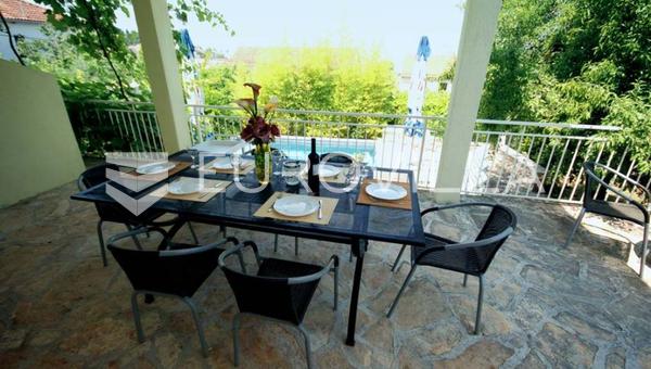 Brač, Sutivan, egy ház 3 apartmannal, tágas telken, úszómedencével és kerttel