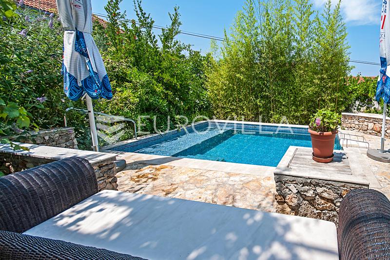 Brac, Sutivan, ett hus med 3 lägenheter beläget på en rymlig tomt med pool och trädgård - 2