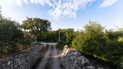 Ostrov Krk, Hlapa, stavební pozemek s platným stavebním povolením a architektonickou studií.