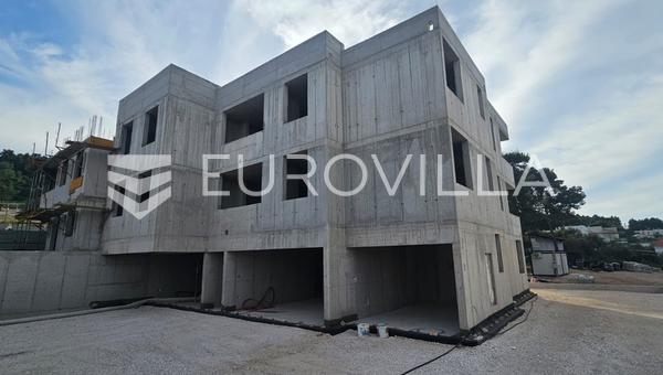 Ciovo- Slatine, 59,44 m²'lik daire 2. katta deniz manzaralı ve otoparklı.